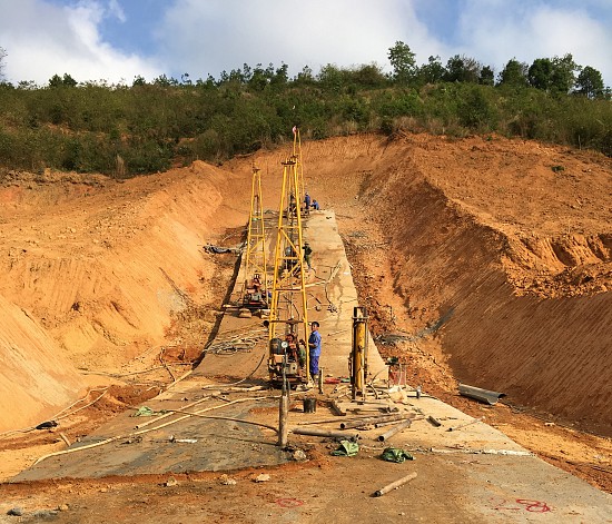 Cập nhật hình ảnh thi công khoan phụt xử lý nền đập hồ chứa nước Nam Xuân, tỉnh Đăk Nông