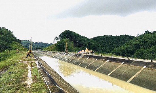 Thi công khoan phụt xử lý một số điểm xung yếu trên kênh chính - HCN Cửa Đạt năm 2023