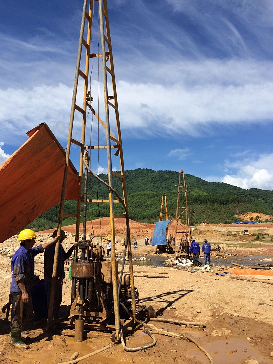 Khoan phụt chống thấm tuần hoàn trong nham thạch mềm rời và nền đá các công trình bằng ống đảo vữa