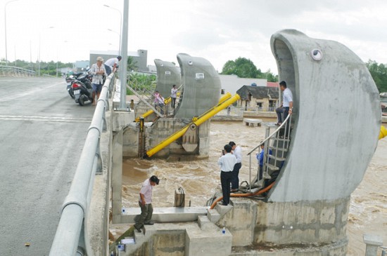 Vận hành thử cống chống ngập, 100 nhà dân bị ngập nặng