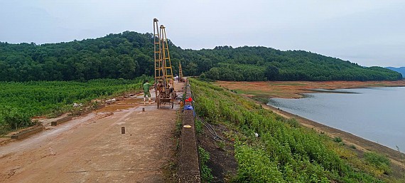 Hình ảnh Công ty Cổ Phần Tư vấn Khảo sát và Xây dựng số 2 thi công khoan phụt chống thấm hồ Kẻ Gỗ - tỉnh  Hà Tĩnh